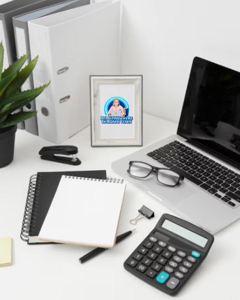 Bureau met kantoorbenodigdheden en fotolijstje met het logo, symbool voor professionele administratieve ondersteuning