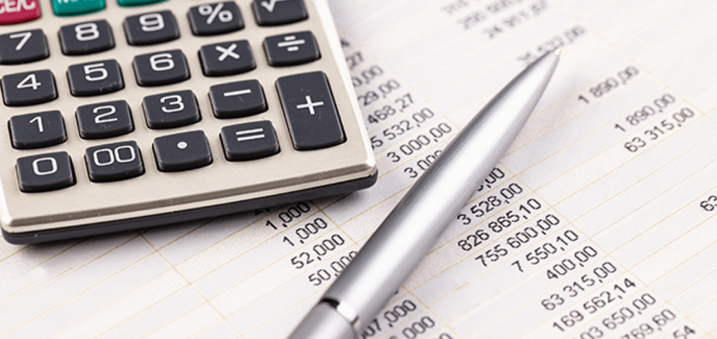 Cijfers en rekenmachine ter illustratie van freelance ondersteuning bij administratieve en financiële werkzaamheden