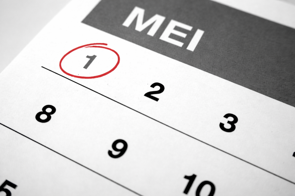 Kalenderafbeelding met 1 mei gemarkeerd, herinnering voor belangrijke belastingdeadline